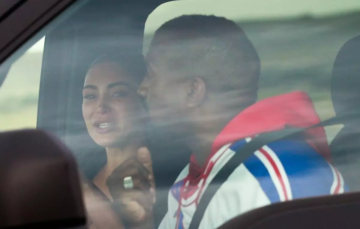 Foto: Paparazzi notverti ķēdes Kim Kardashian un Kanye West pēc skandāla