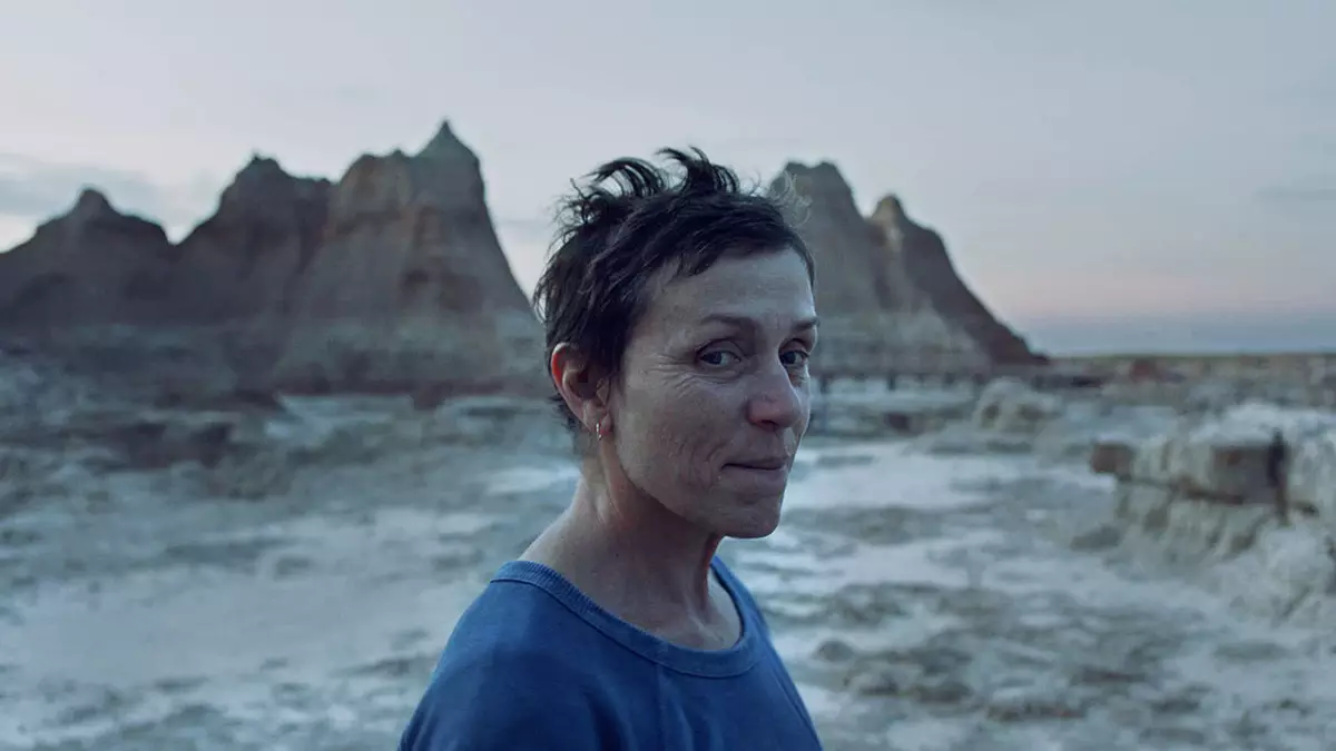 "Zem nomádne" od riaditeľa "Večný" vzal hlavnú cenu na festivale benátskeho filmového festivalu
