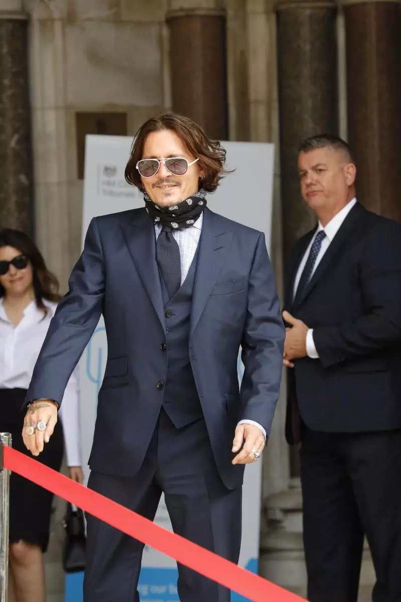 Amber Tréad cúisí Johnny Depp i rialú iomlán: 