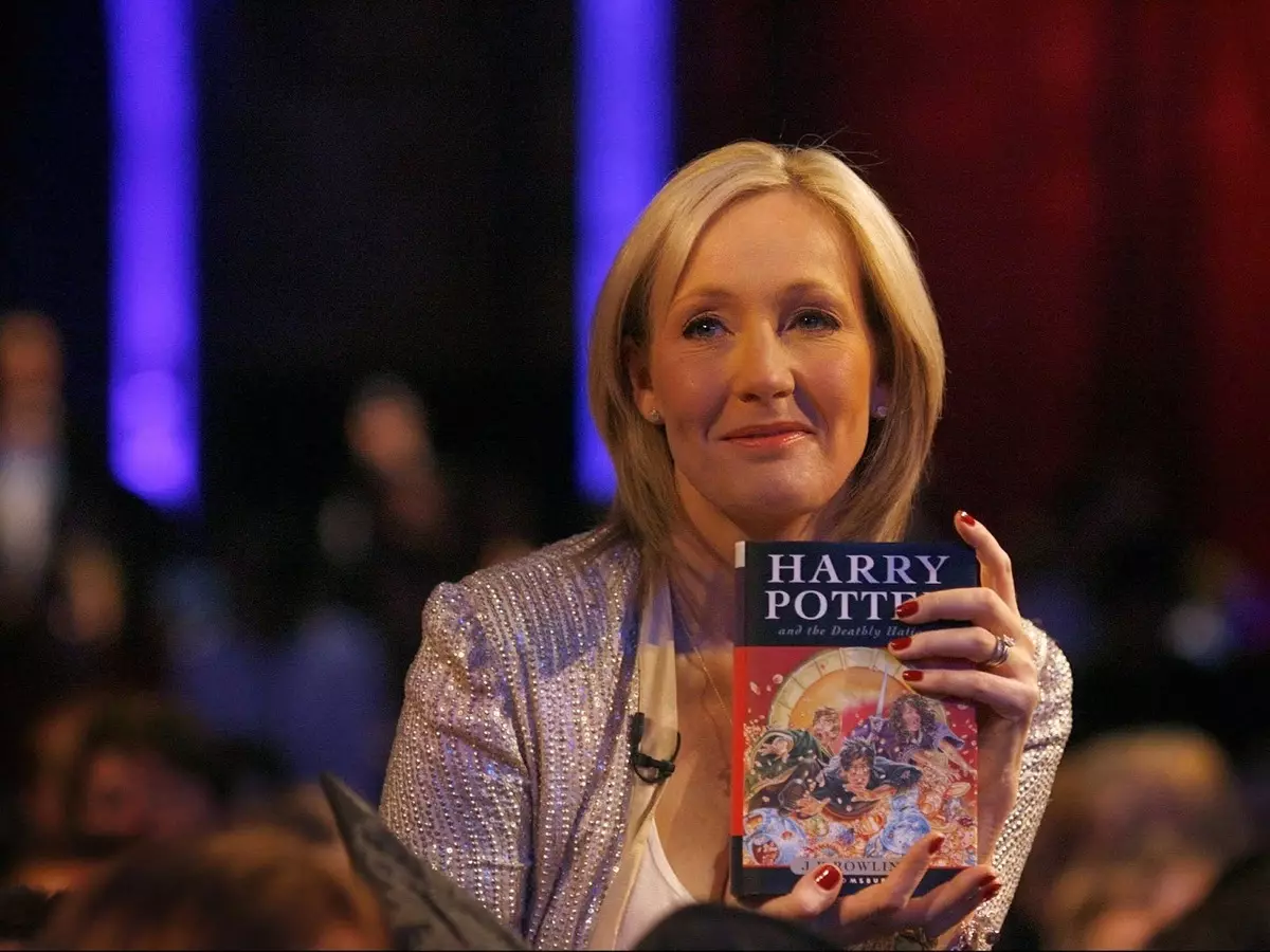 Semua Anggur "Menstruasi Orang": Penulis menyatakan penghinaan terhadap penulis "Harry Potter"