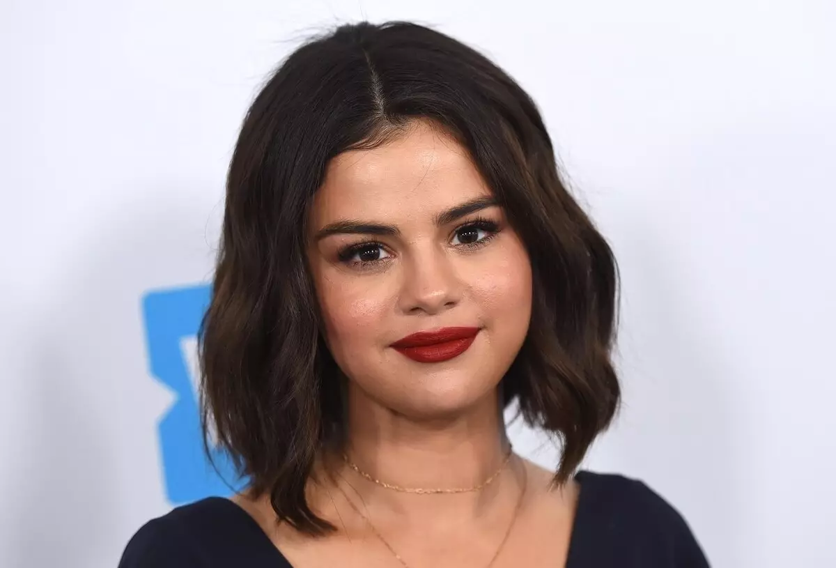 Selena Gomez diyar kir ku ew bi tenêtiyê kêfê dike, lê dîsa jî hevalê bêkêmasî diyar kir