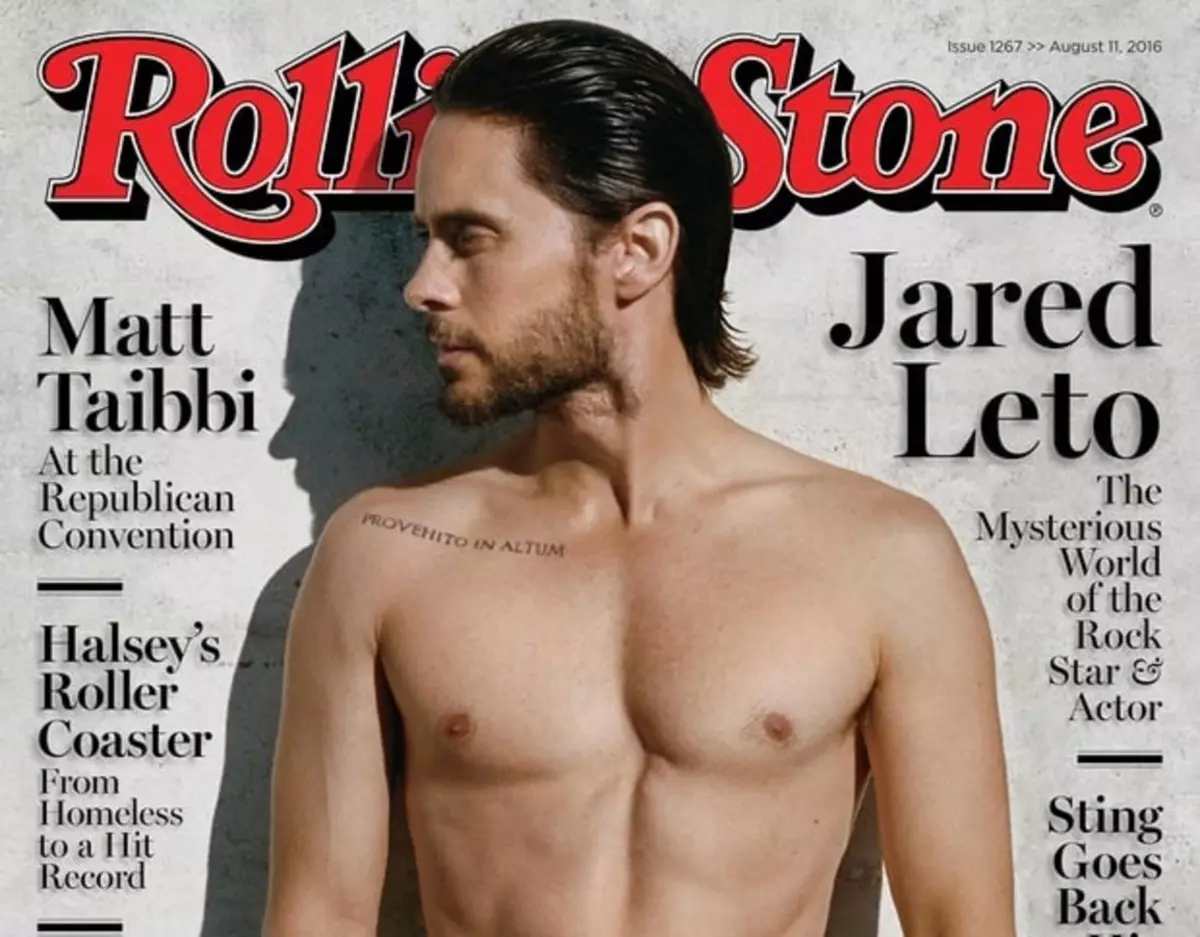 Jared Leto nuduhake torso wuda ing tutup watu gulung