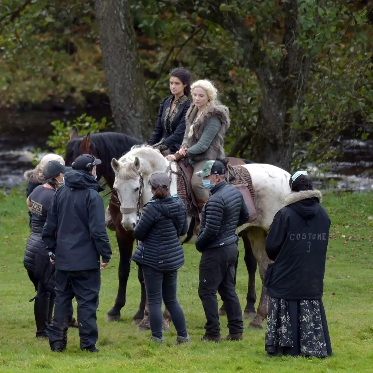 Cyri an Yenniper erschénge sech an Fotoen a Video aus dem Filming 2 Saisons 