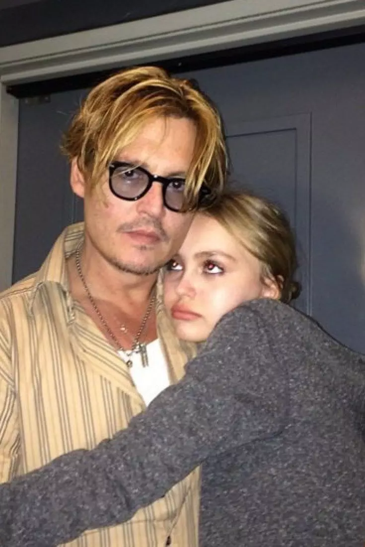 Johnny Depp het erken dat hy 13-jarige Lily Rose gegee het om marihuana te probeer 19863_1
