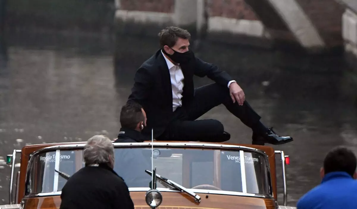 Tom Cruise anaruka pamoja na boti huko Venice kwenye Set "Mission: Haiwezekani 7"