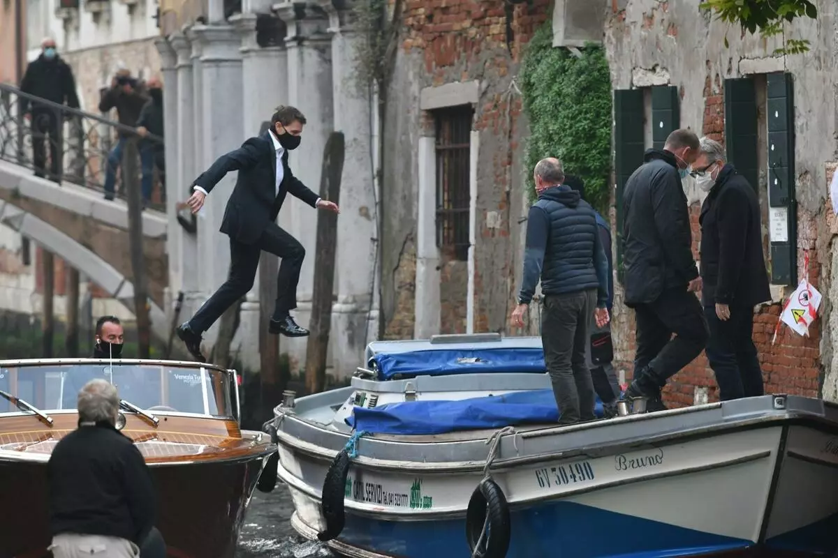 Tom Cruise skoky podél lodí v Benátkách na set 