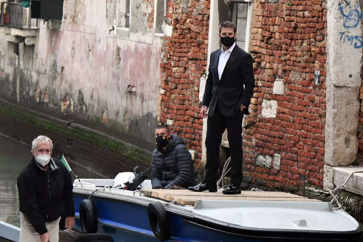 Tom Cruise melompat di sepanjang bot di Venice pada 