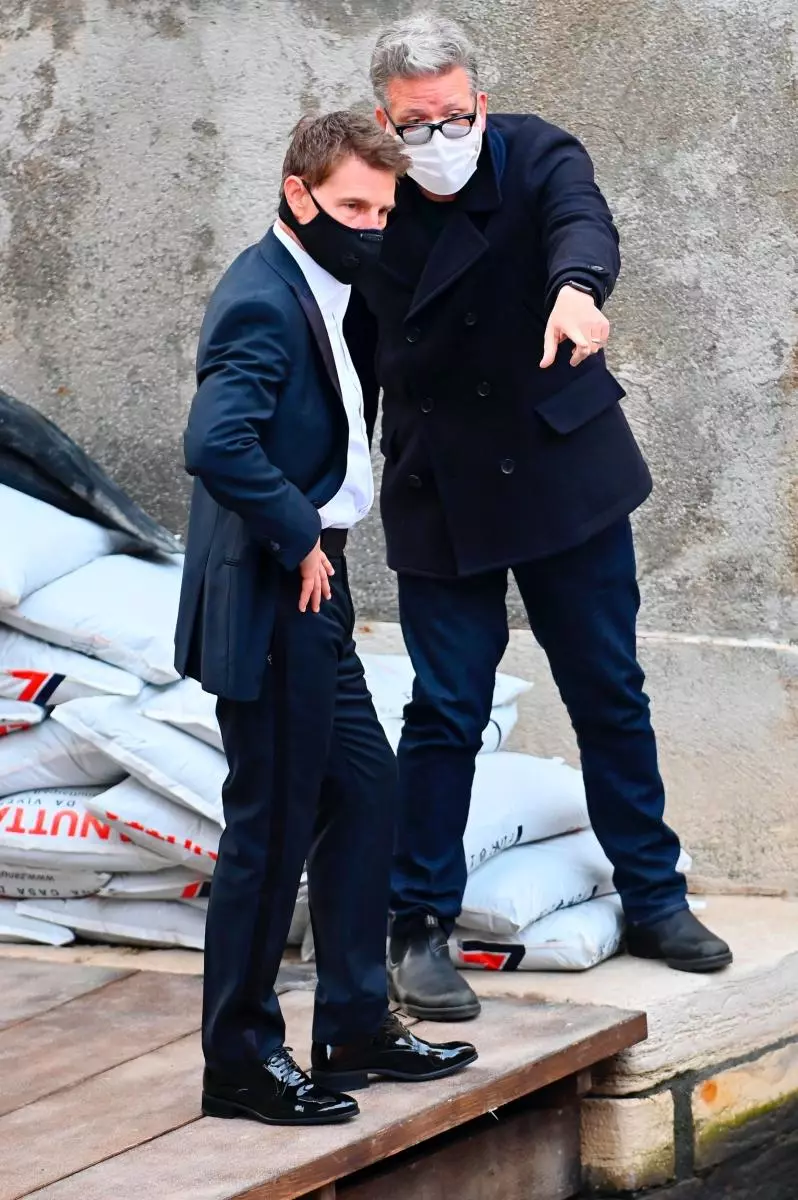 Tom Cruise กระโดดไปตามเรือในเวนิสในชุด 