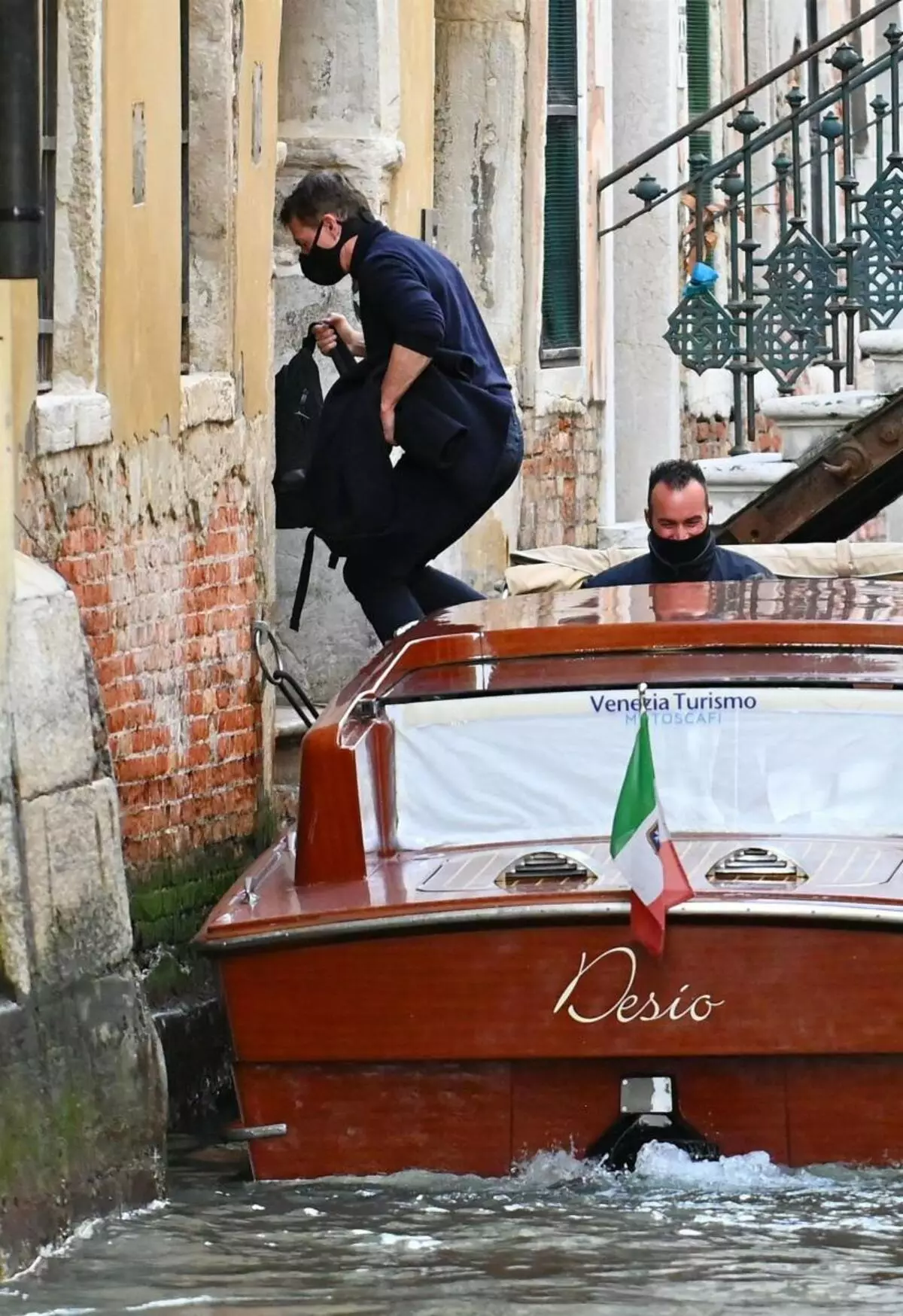 Tom Cruise mlumpat ing sadawane kapal ing Venice ing pesawat 