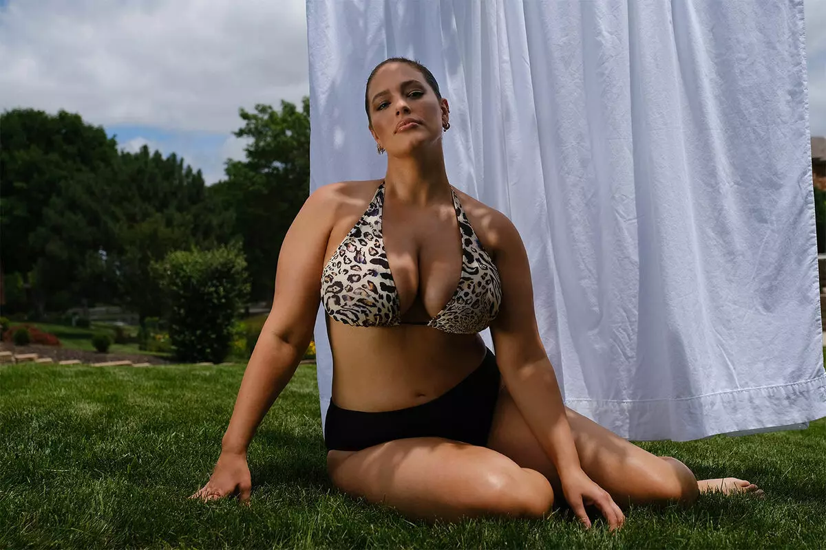 Plus izmēra modelis Ashley Graham filmēja reklāmas peldkostīmu sešus mēnešus pēc dzemdībām 19887_2