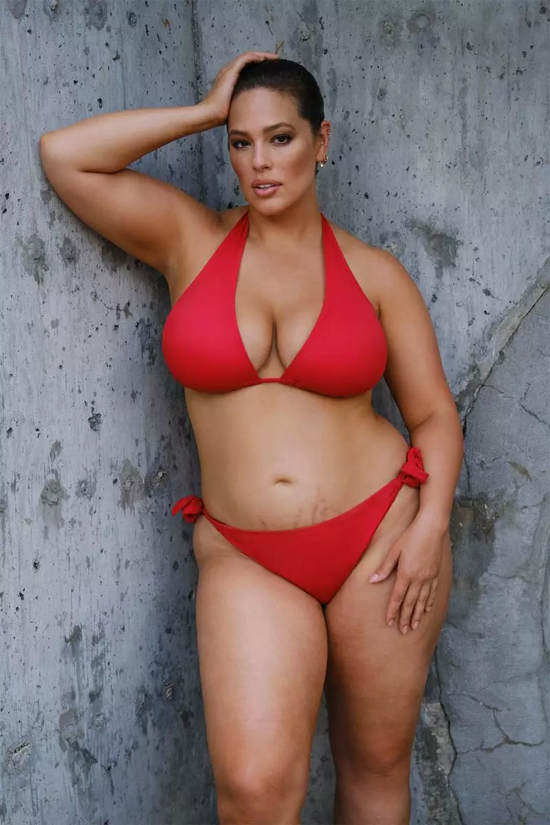 Plus-grootte Model Ashley Graham het ses maande na die bevalling in advertensie-swembroek gespeel 19887_4