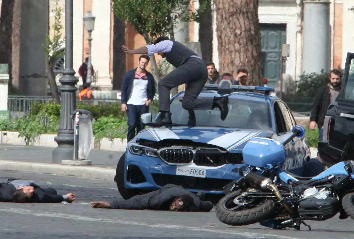 Tom Cruise和Haley Etwel在拍攝“使命：不可能7”的視頻中被汽車打破了 19940_1