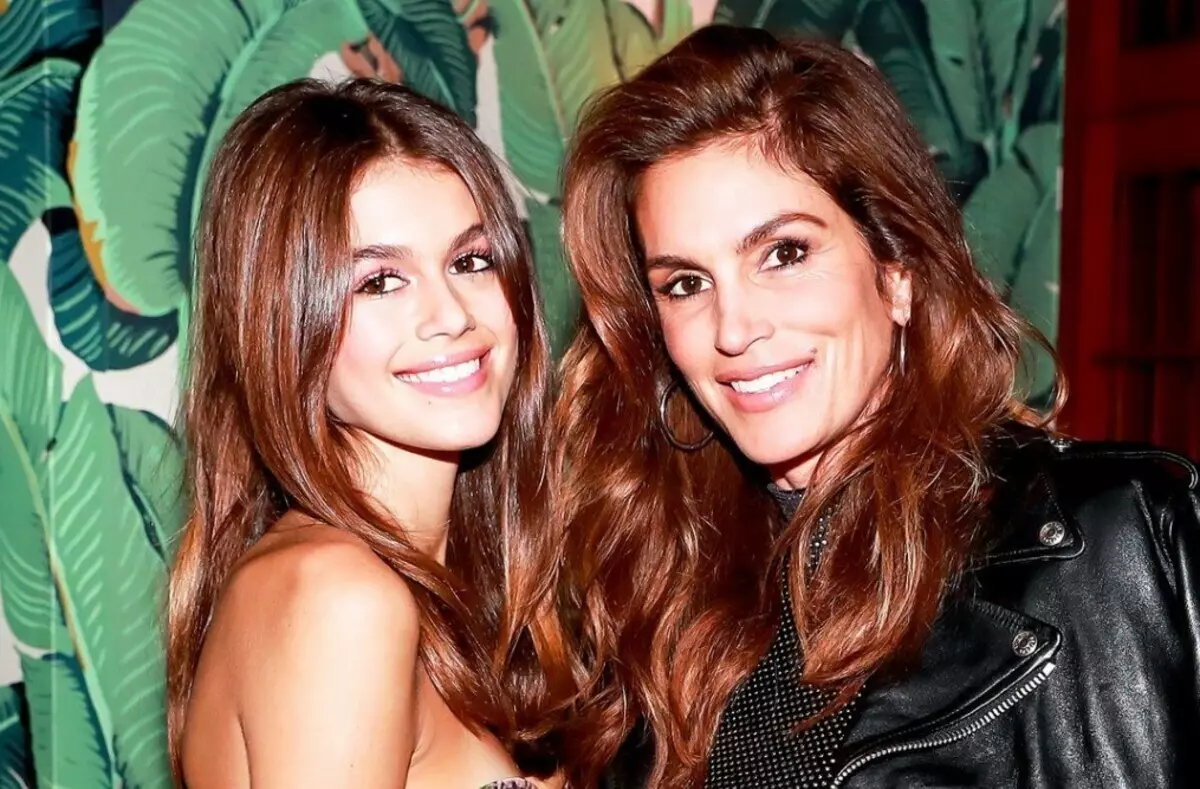 Cindy Crawford nega que promova a carreira de sua filha: "Kaya faz o que eu não poderia"