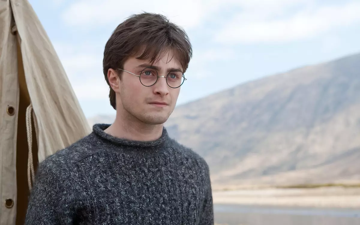 Daniel Radcliffe te di ki jan "Harry Potter" enfliyanse depandans alkòl li yo