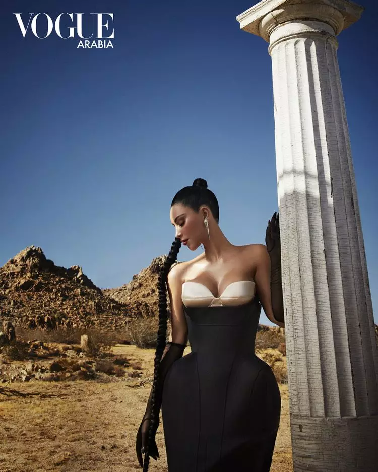 Kim Kardashian gbarara na oge ịse foto maka Vogue Vogue ma nyere Arab N'ajụjụ ọnụ Kanye West 20124_6