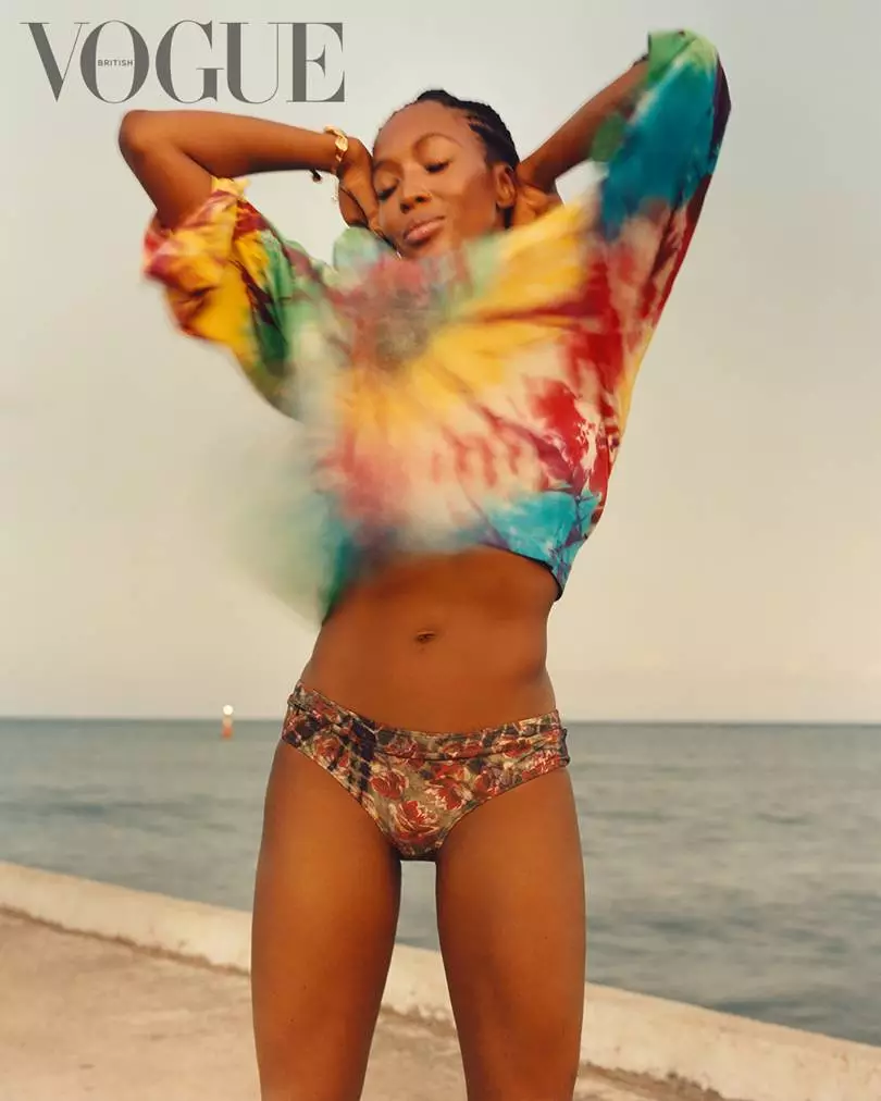 Naken, i ørkenen: 49 år gammel Naomi Campbell i Motivering Photo Shoot for Vogue 20178_2