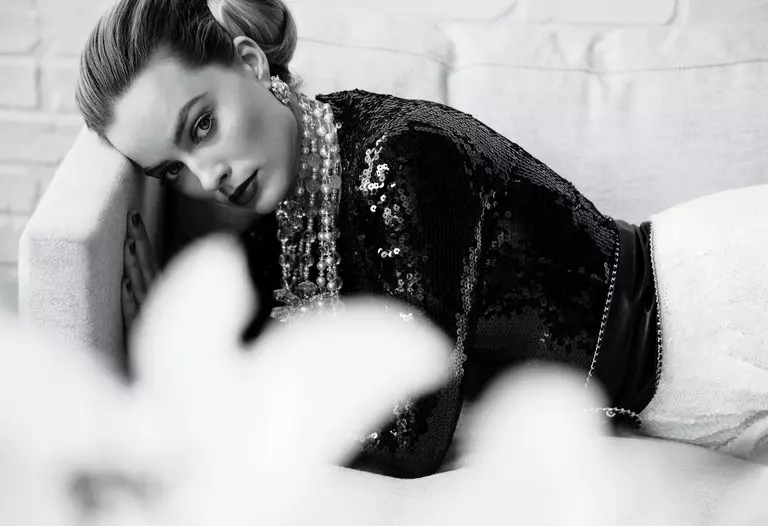 Pago Robbie သည် Vogue အတွက်ရိုက်ကူးသည့်ဓာတ်ပုံတွင်ရိုက်ကူးခြင်း - 