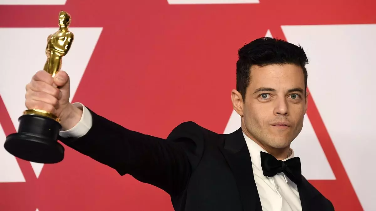 Reala Superzlodo: La unuaj detaloj pri la heroo de Rami Malek en "Ne la tempo por morti"