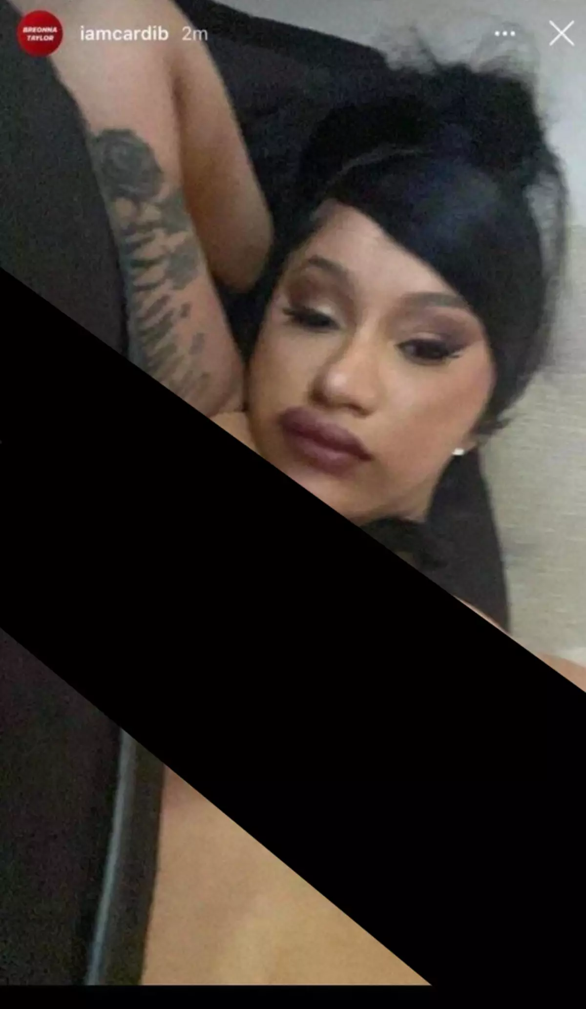 Cardi Bi heeft een foto gepubliceerd met blote borsten: "Ik was een stripter, maakt het niet uit"