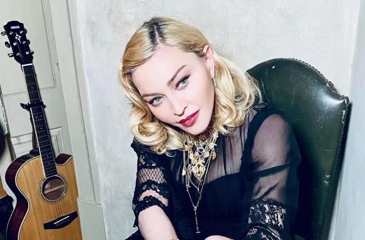 Maintenant et avec une béquille: Madonna continue de terrifier le veau candide