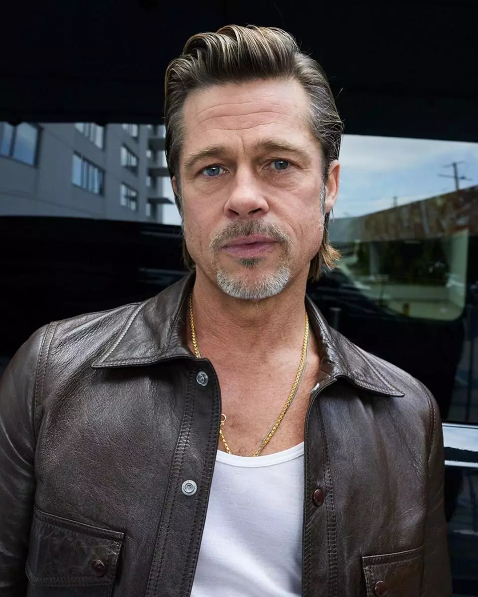 Brad Pitt parolis pri la unua kiso: 