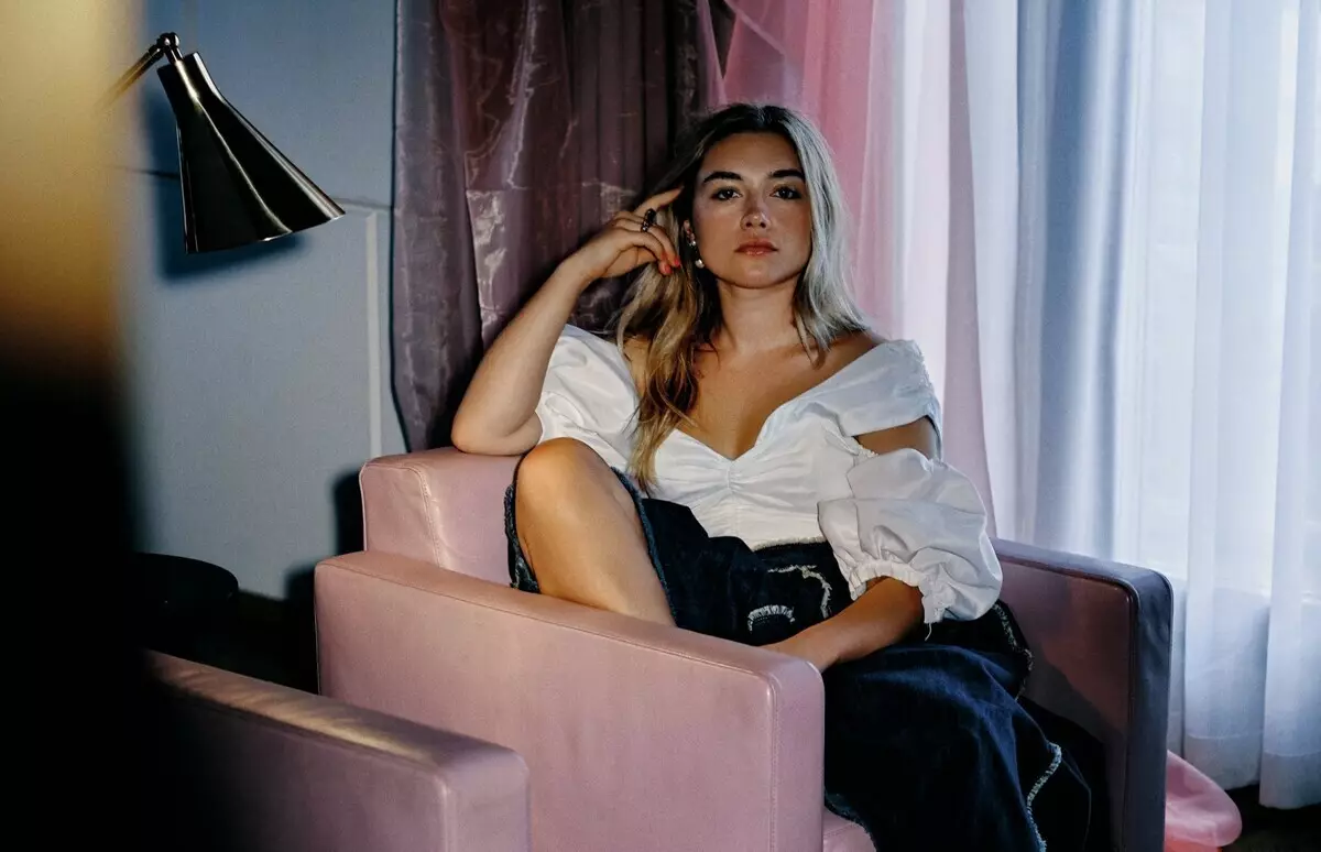 Star "Black Widow" Florence Pugh yn in fotoshoot foar ES Magazine