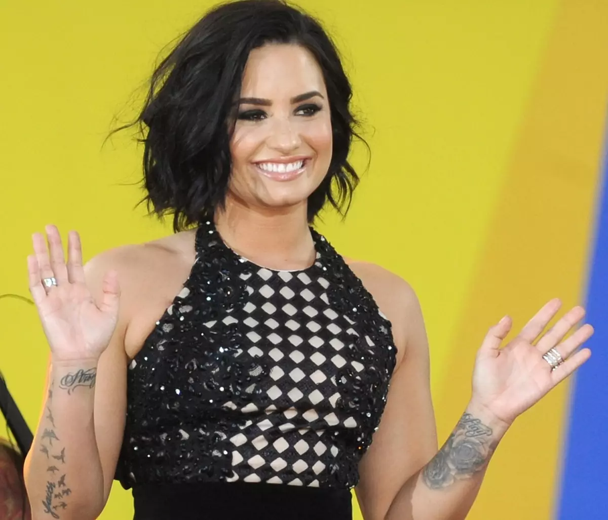 Demi lovato yana alfahari da shudi mai launin shuɗi-yitsu