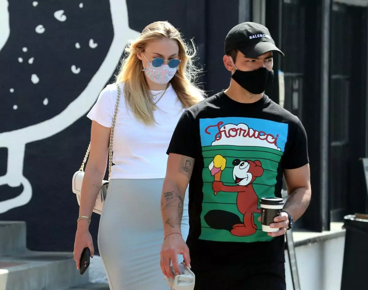 Insider spoke about the first days of Sophie Turner and Joe Jonas as parents 20813_1