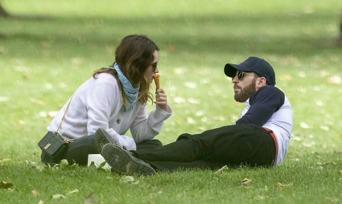 Nga adunay ice cream sa sagbot: Si Chris Evans ug si Lily James nakuha sa usa ka romantikong petsa 20824_1