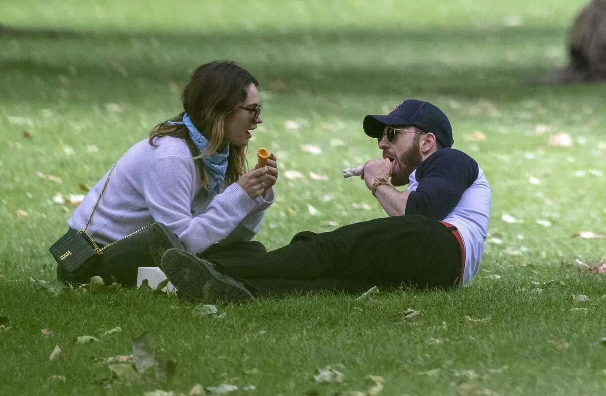 Dengan es krim di rumput: Chris Evans dan Lily James ditangkap pada kencan romantis 20824_4