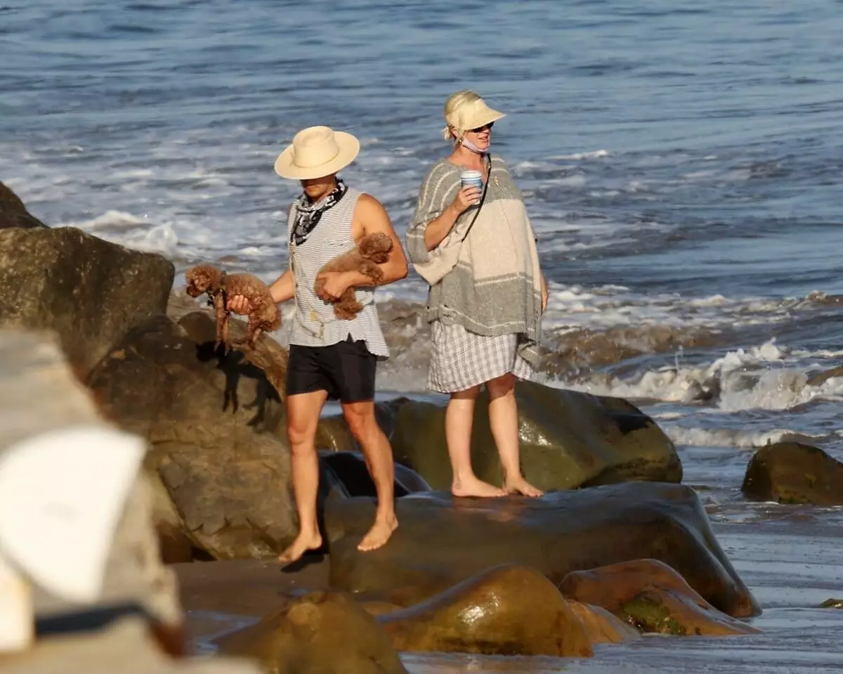 Foto: Orlando Cloom in noseča Katy Perry počiva na plaži s psi 20826_1