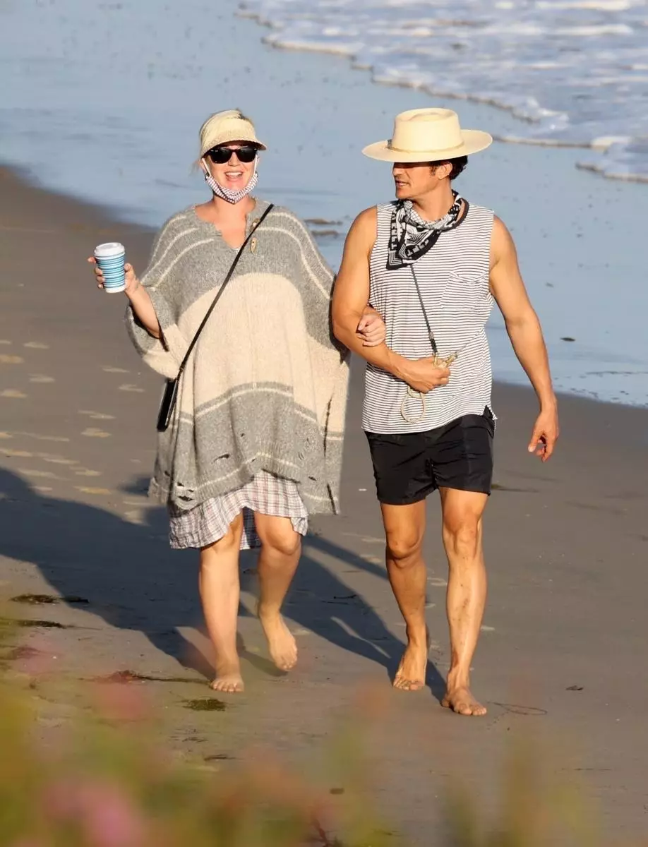 Foto: Orlando Bloom ak ansent Katy Perry repoze sou plaj la ak chen 20826_3