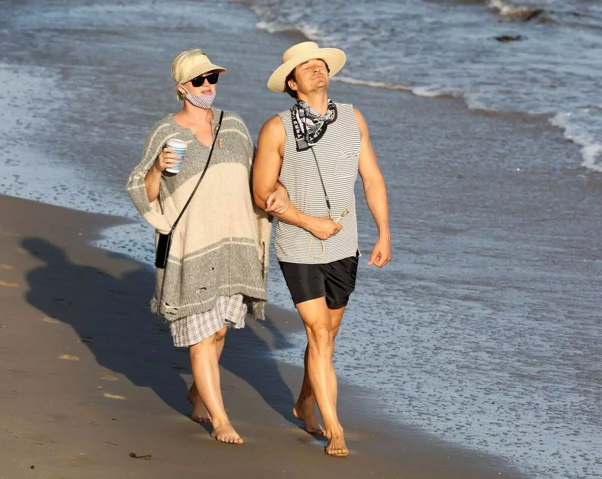 Foto: Orlando Bloom en Swanger Katy Perry het op die strand saam met honde gerus 20826_4