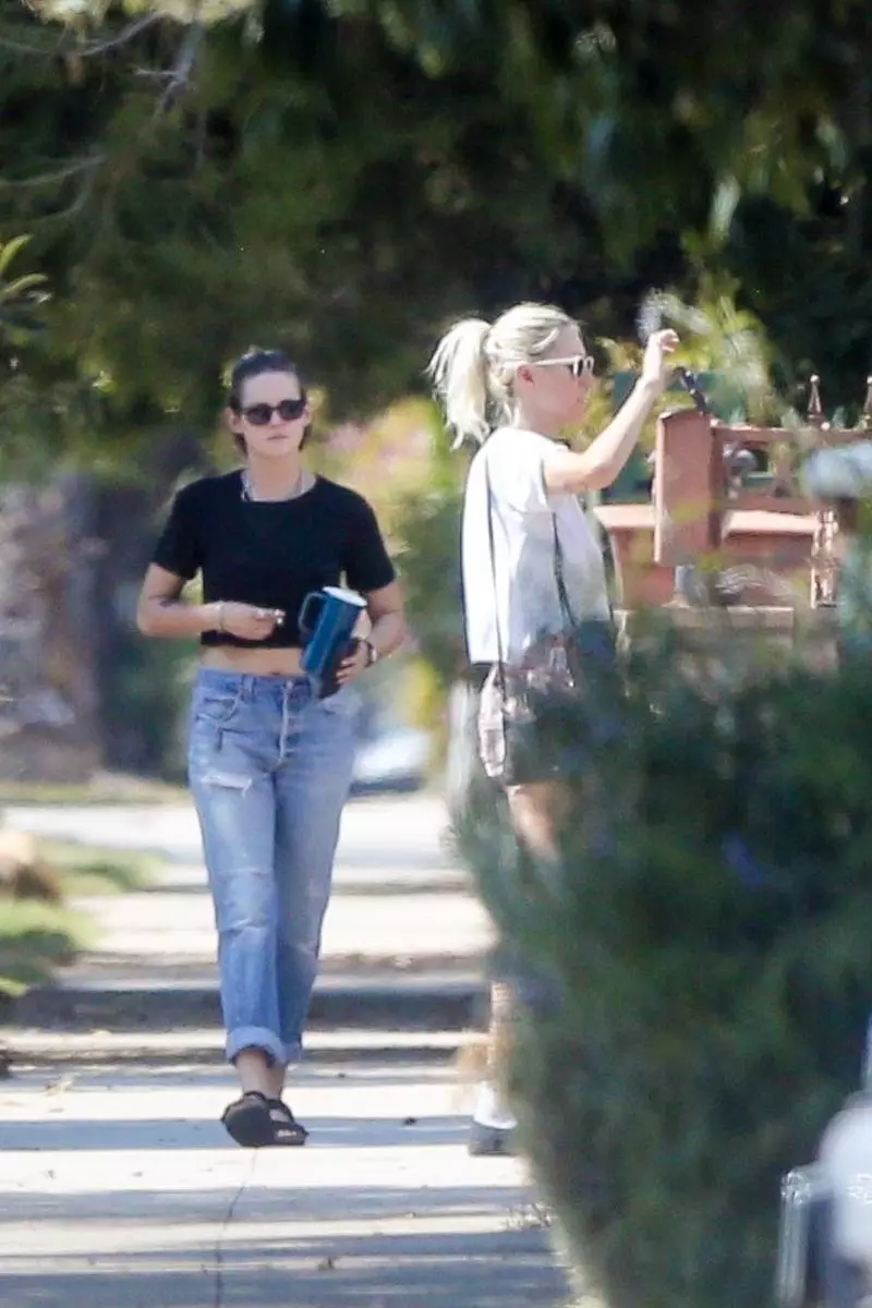 Šeima: Kristen Stewart pasivaikščioti su mylimu Dylan Meyer 20956_5