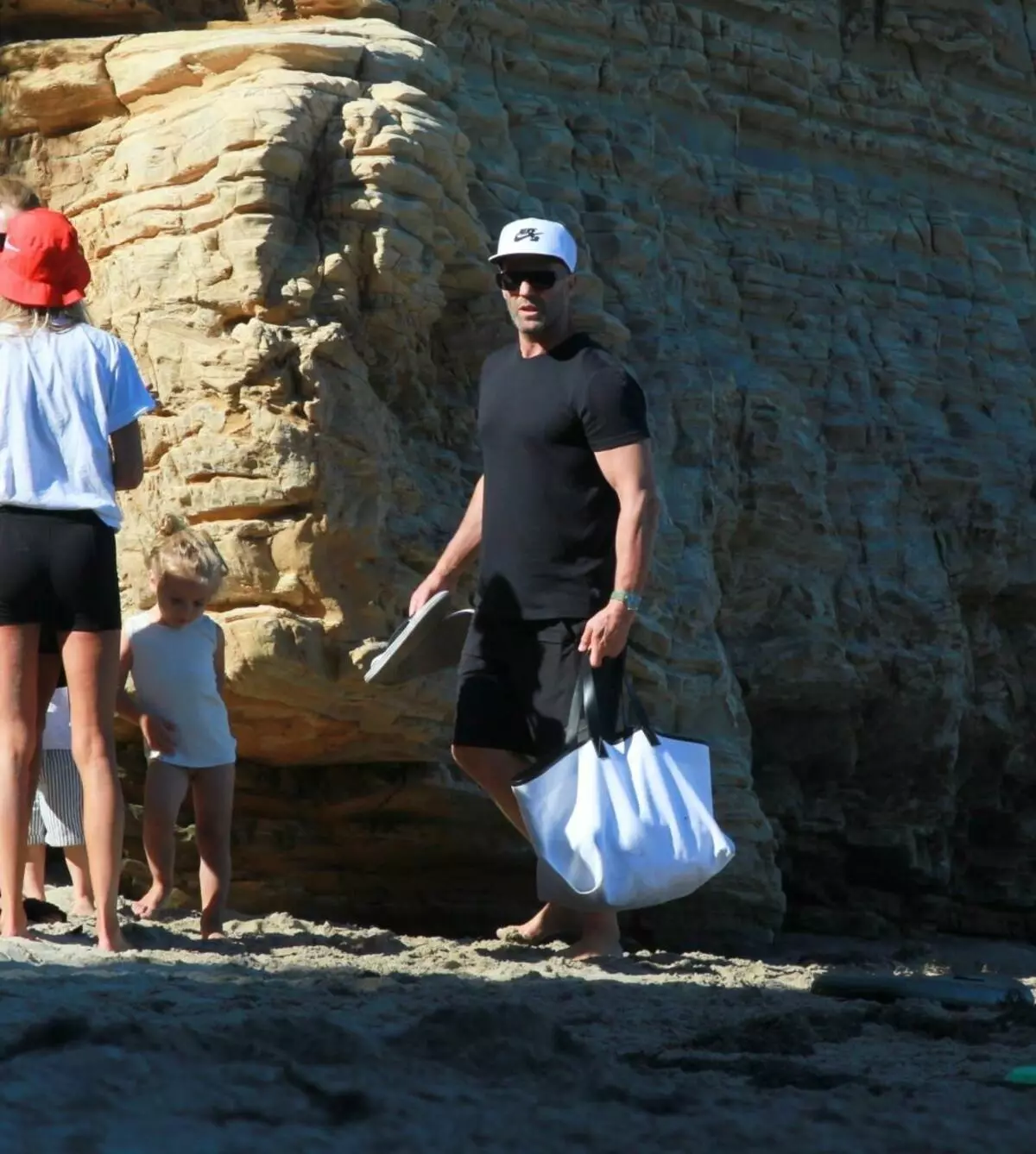 Фото: Джейсон Стетхем і Роузі Хантінгтон-Уайтлі з сином відпочили на пляжі 20962_2