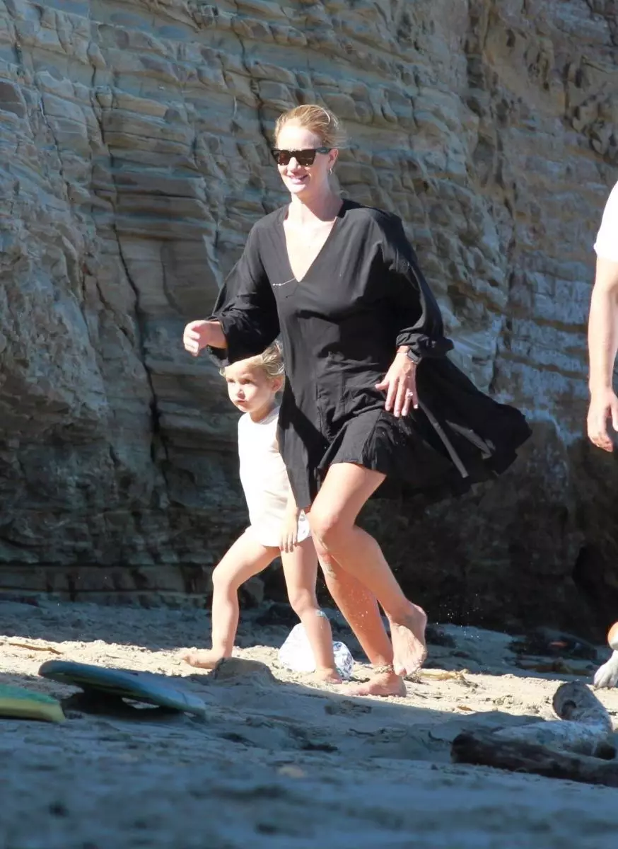 写真：ヨーゾン・聖人とRozy Huntington-Whiteley彼女の息子がビーチで休んだ 20962_3