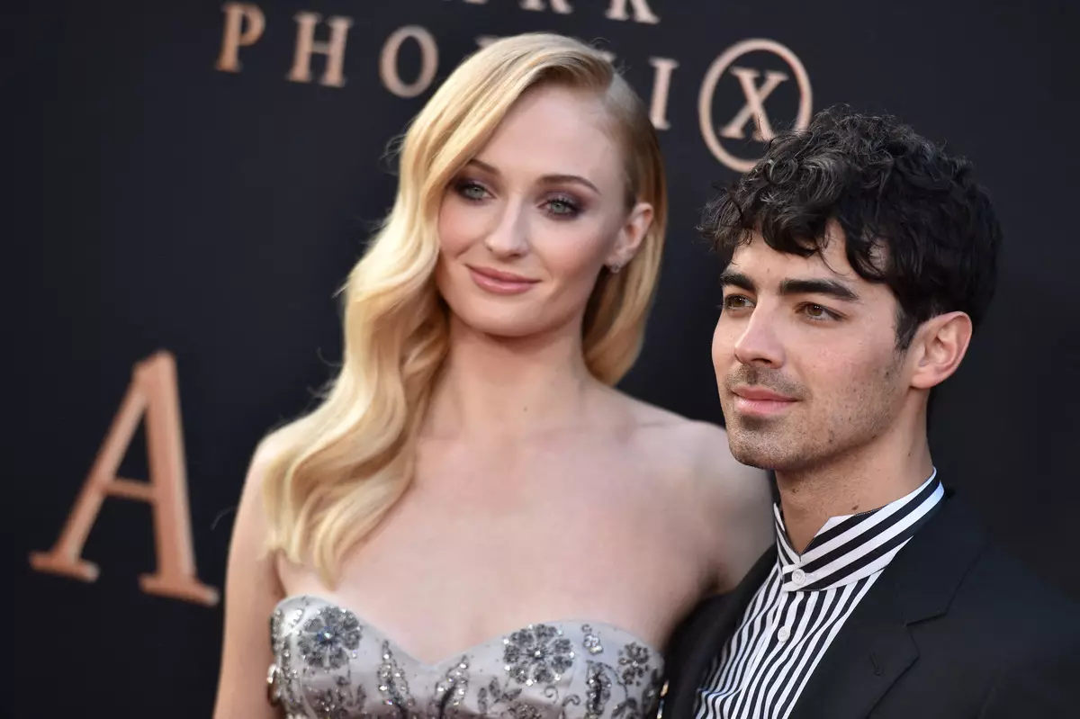 Sophie Turner en Joe Jonas dielde de earste foto nei de berte fan har dochter