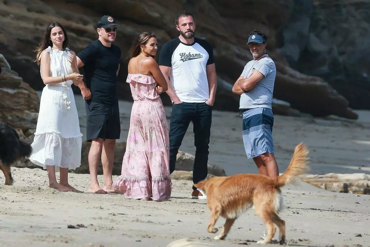 Foto: Ben Affleck ir Ana de ARMAAS PRADĖTA SU MATT DAMOON šeimai paplūdimyje 20968_1