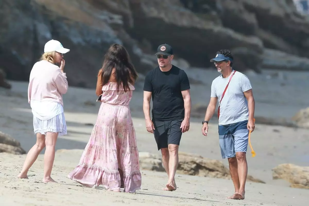 Photo: Ben Affleck and Ana de Armaas rested with the family of Matt Damon on the beach 20968_2