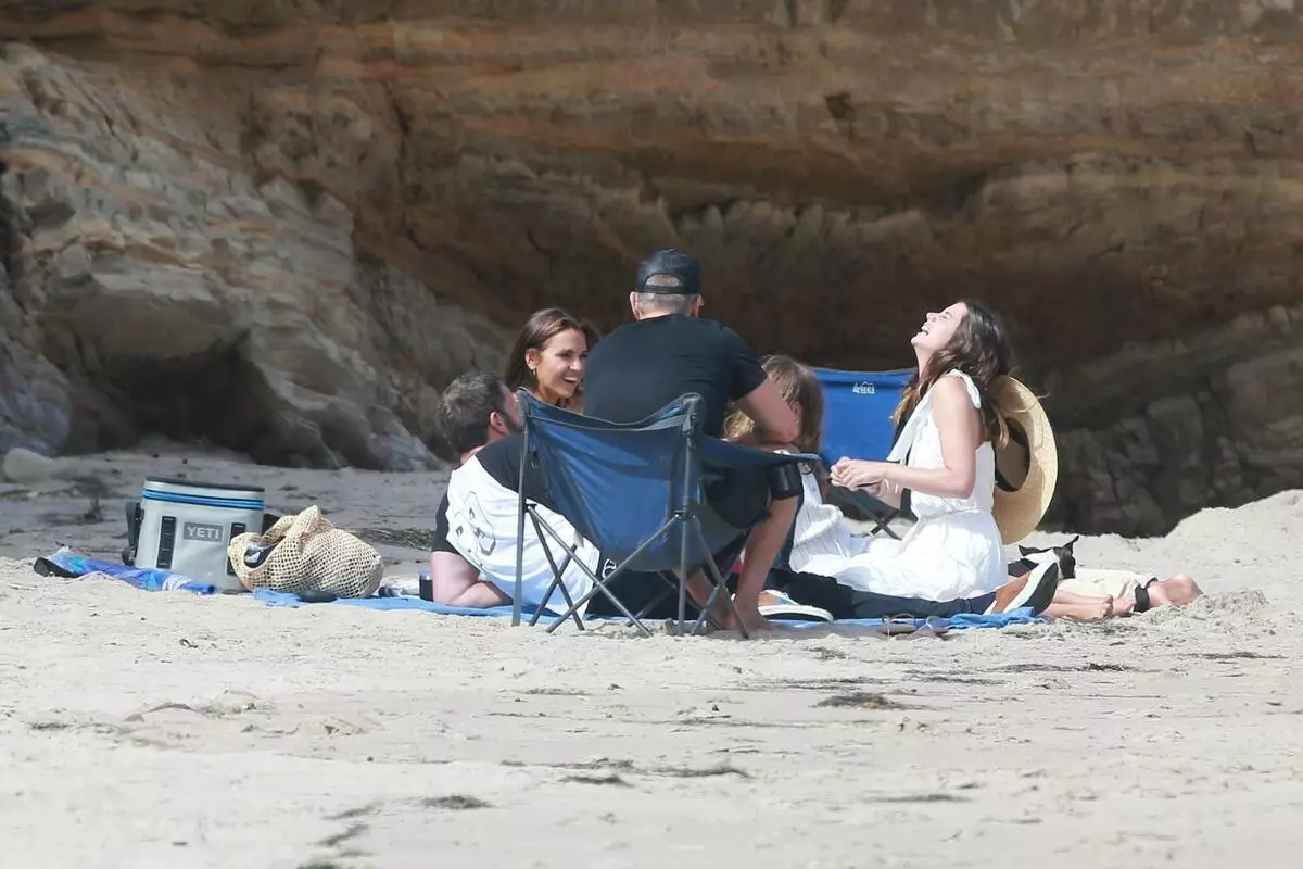 צילום: בן אפלק ואנה דה ארמאס נח עם משפחת מאט דיימון על החוף 20968_3