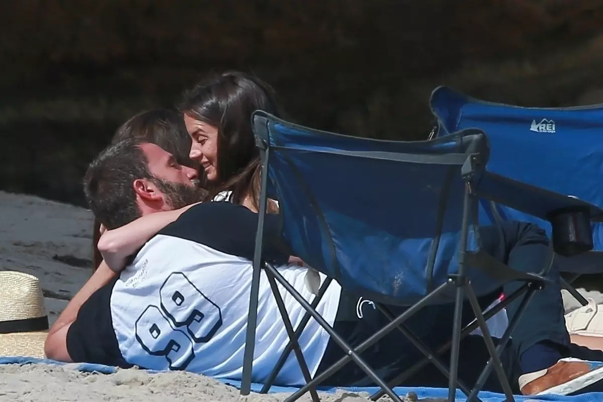 Photo: Ben Affleck and Ana de Armaas rested with the family of Matt Damon on the beach 20968_4
