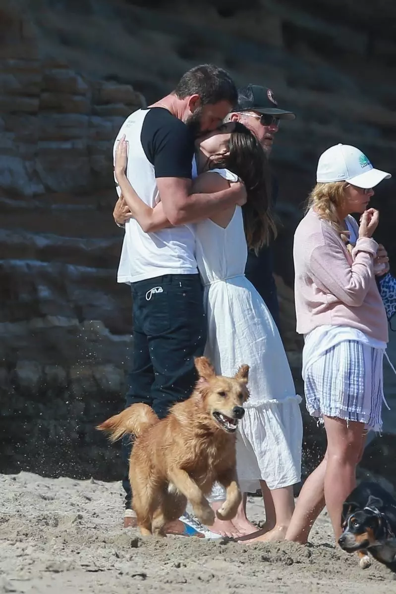 Foto: Ben Affleck dhe Ana de Armaas pushuan me familjen e Matt Damon në plazh 20968_5