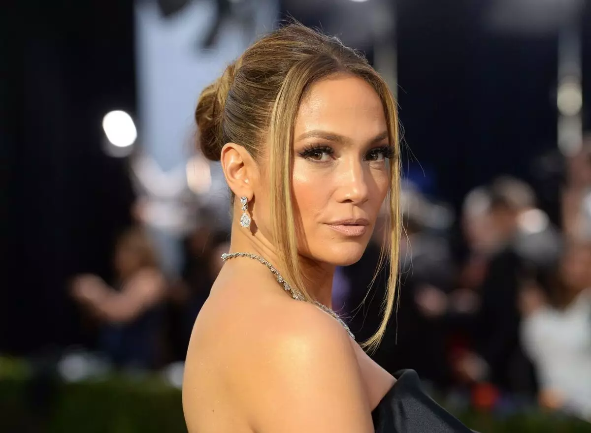 Jennifer Lopez da aka buga a cikin abun wuya da kayan ado na dala miliyan 9