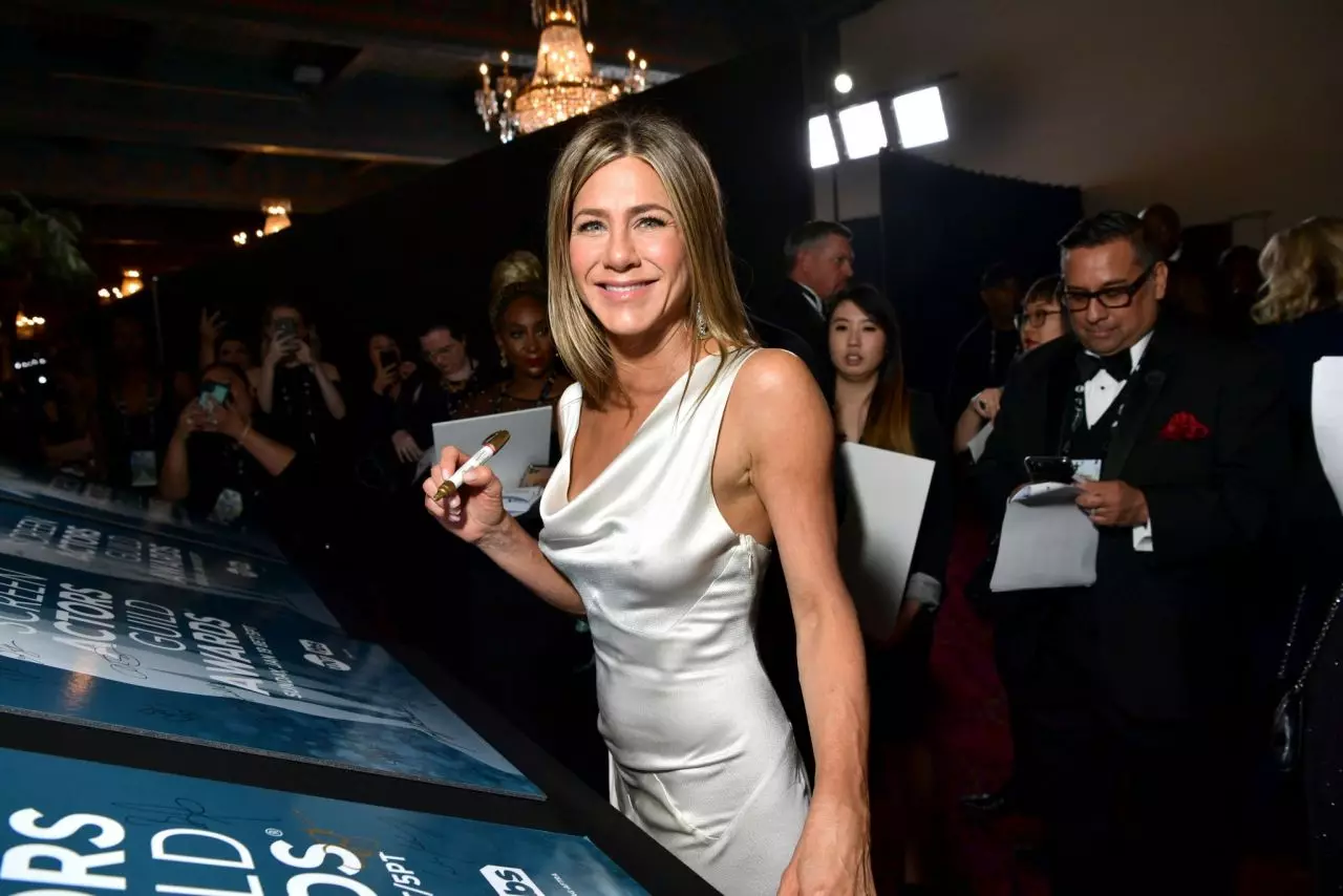 Jennifer Aniston bezocht Sag Awards 2020 in een jurk van haar garderobe 21064_4
