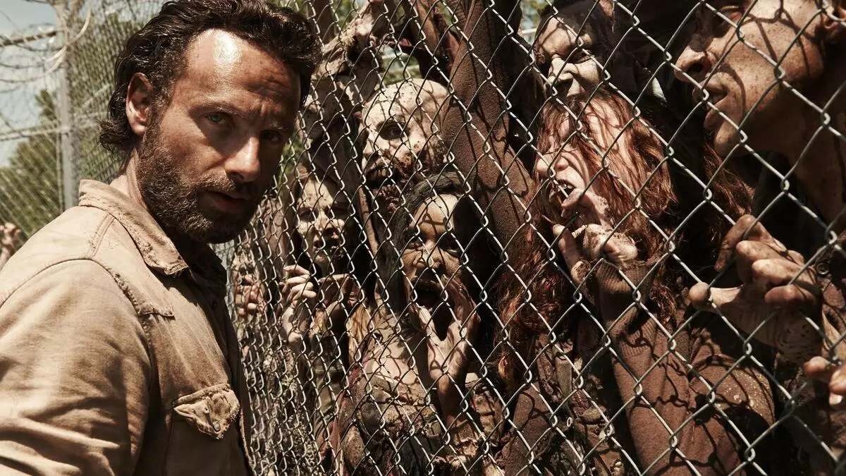 Andrew Lincoln ankoraŭ rifuzas rigardi la "Walking Dead"