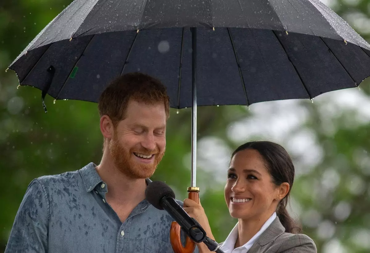 Sáraíonn an Prionsa Harry traidisiún teaghlaigh ionas nach gcuirfeadh sé isteach ar Marckle Megan