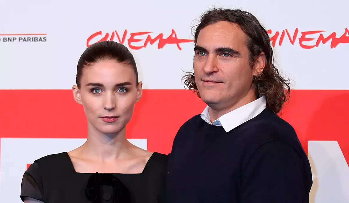 Alacsony kezű szülők: Hoakin Phoenix és Rooney Mara megerősítette a Fiú születését