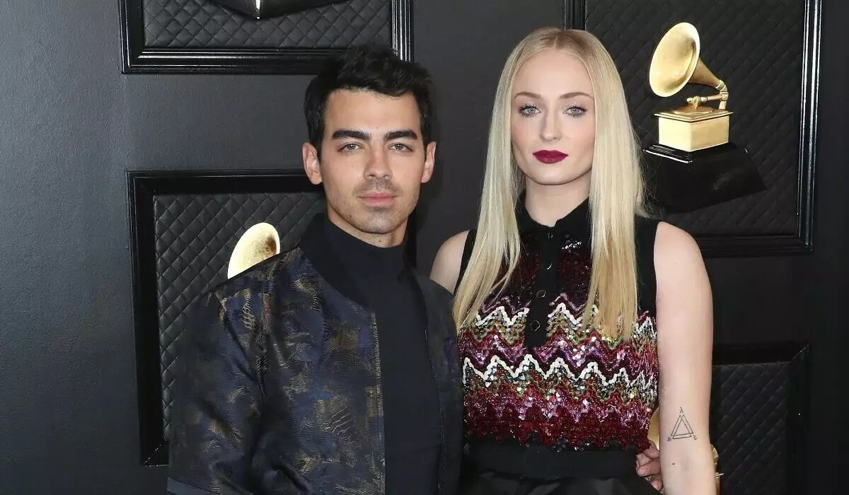 SuDie Sophie Turner terperangkap dengan pujian gambarnya dalam MINI: "Incredible"