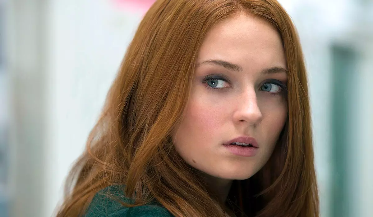 Stelo "Ludoj de Tronoj" Sophie Turner nomis patrinon "La plej amata laboro"