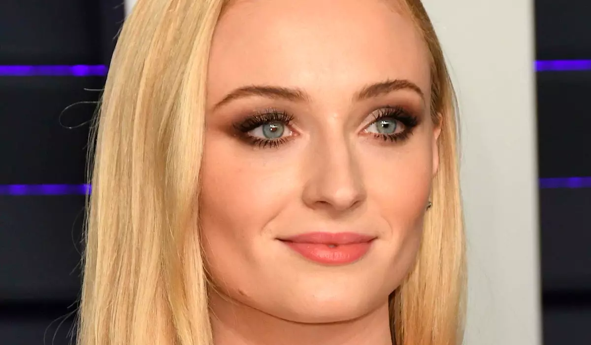 Ngaphandle kokwenza izimonyo kanye nesitayela: umyeni u-Sophie Turner wabelane ngezithombe ezenziwe ekhaya ukuhlonipha iminyaka engama-25